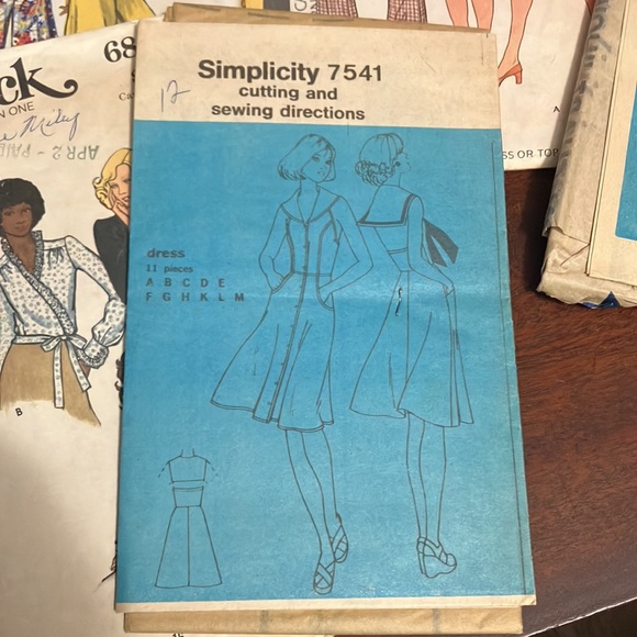 Lot of 9 Vintage 1970s Sewing Patterns Sizes 10, 12, 14 - Picture 3 of 10